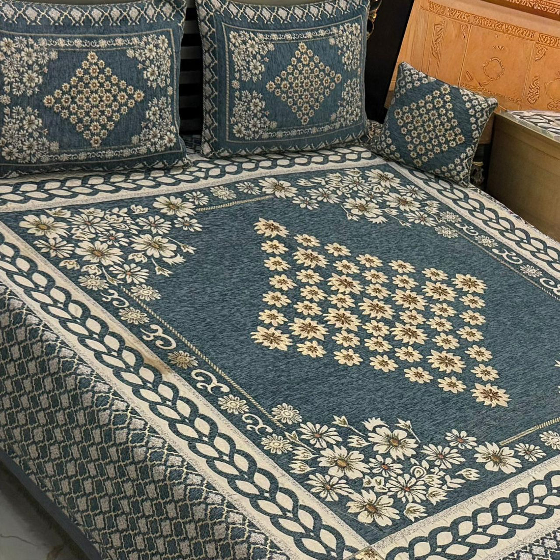 4Pc Velvet Jacquard Luxury Bedsheet – Floral Design
